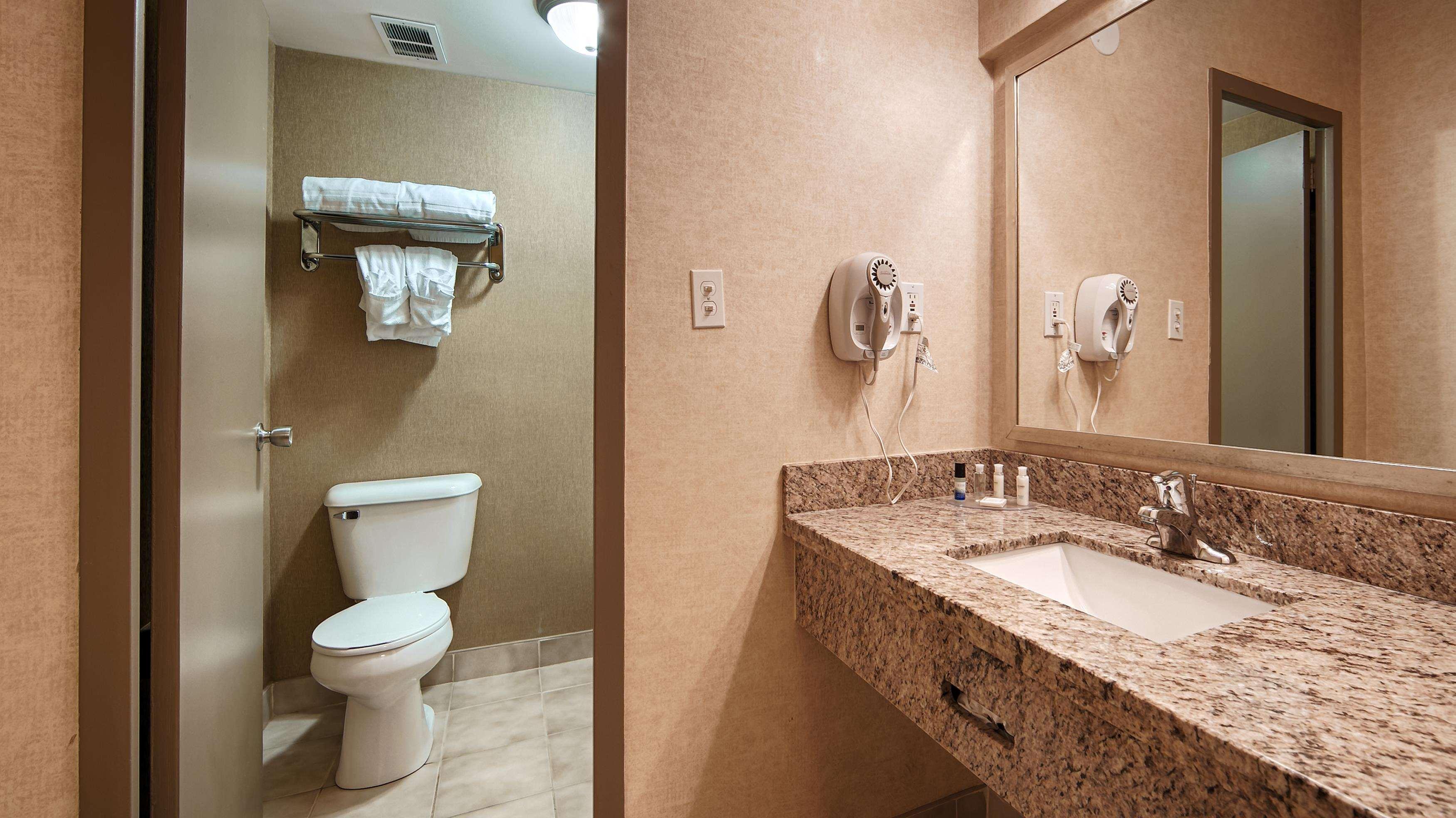 Best Western Plus Durham Hotel & Conference Centre Ошауа Екстериор снимка