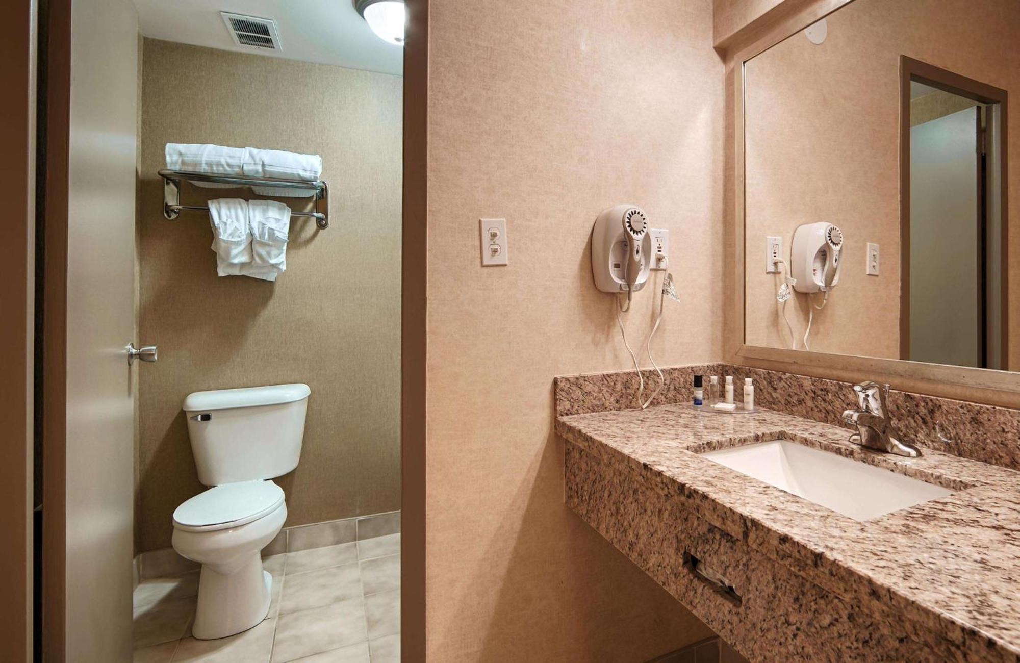 Best Western Plus Durham Hotel & Conference Centre Ошауа Екстериор снимка