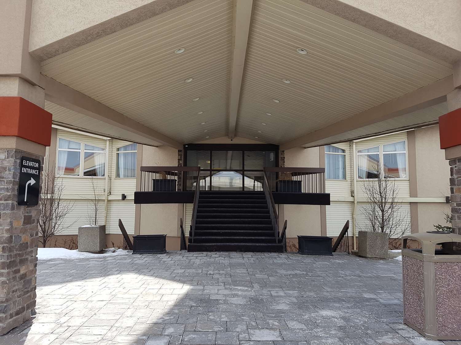 Best Western Plus Durham Hotel & Conference Centre Ошауа Екстериор снимка